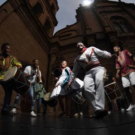 Saya afroboliviana: historia del ritmo que se negó a callar 7 Grupo de saya afroboliviana en Santa Cruz con un mensaje que la reivindica como género nacional