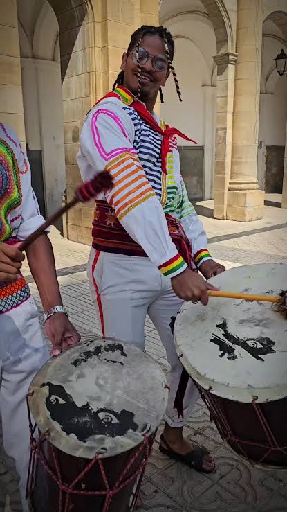 Saya afroboliviana: historia del ritmo que se negó a callar 6 Músico de saya afroboliviana con el traje tradicional