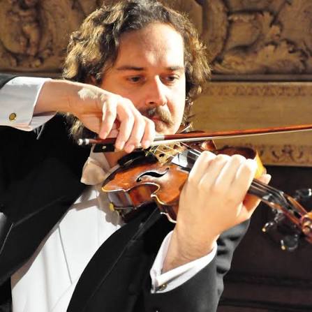 José Manuel Gil de Gálvez dirigiendo una orquesta