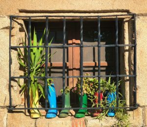 Decorativa ventana de una vivienda de Granadilla.