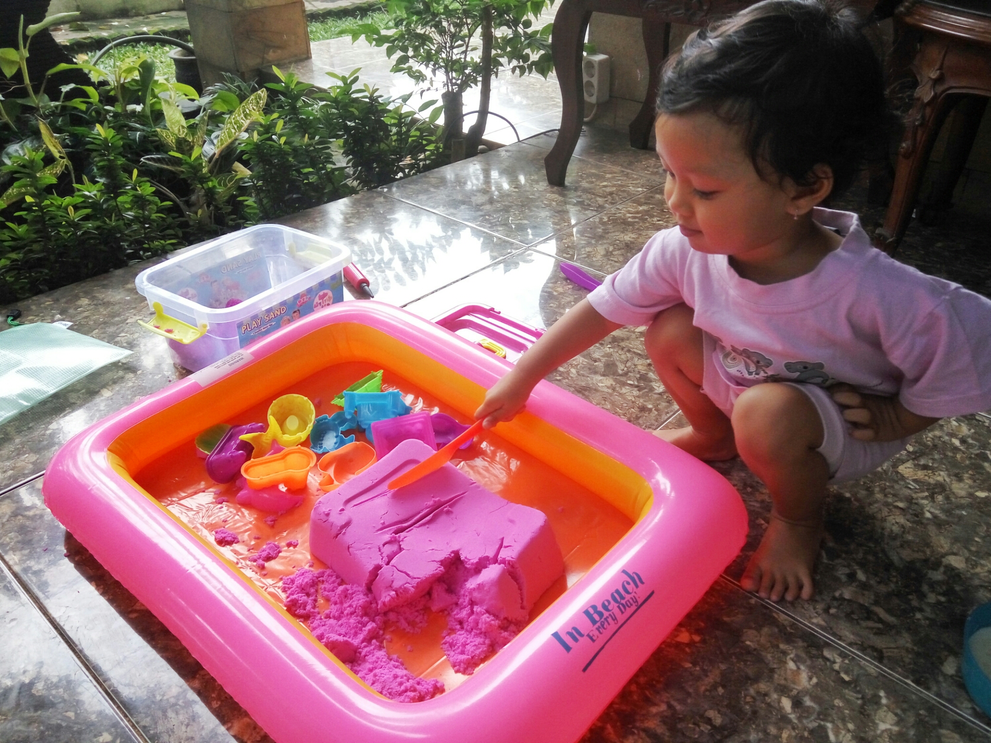 Asiknya Main Pasir Kinetik – perahumerah