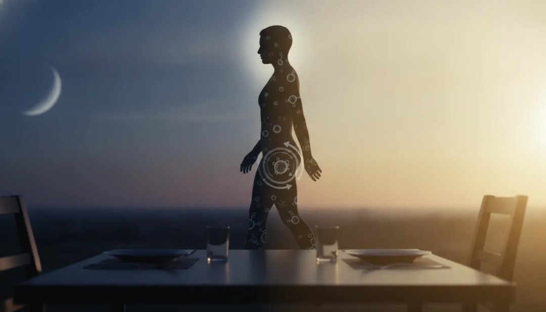 La silhouette d'une personne marchant, avec des icônes circulaires en arrière-plan symbolisant l'autophagie, sur fond de ciel au coucher du soleil, derrière une table à manger vide dressée pour le jeûne intermittent.