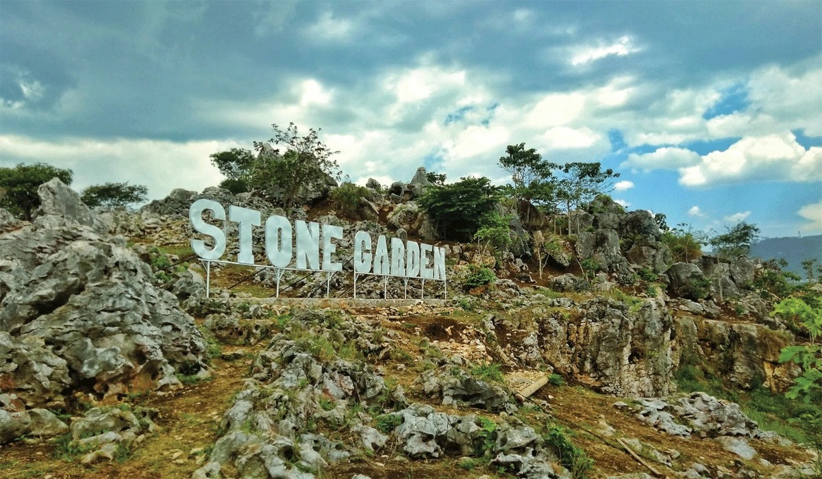 Keindahan Taman Batu Purba yang Menakjubkan di Stone Garden