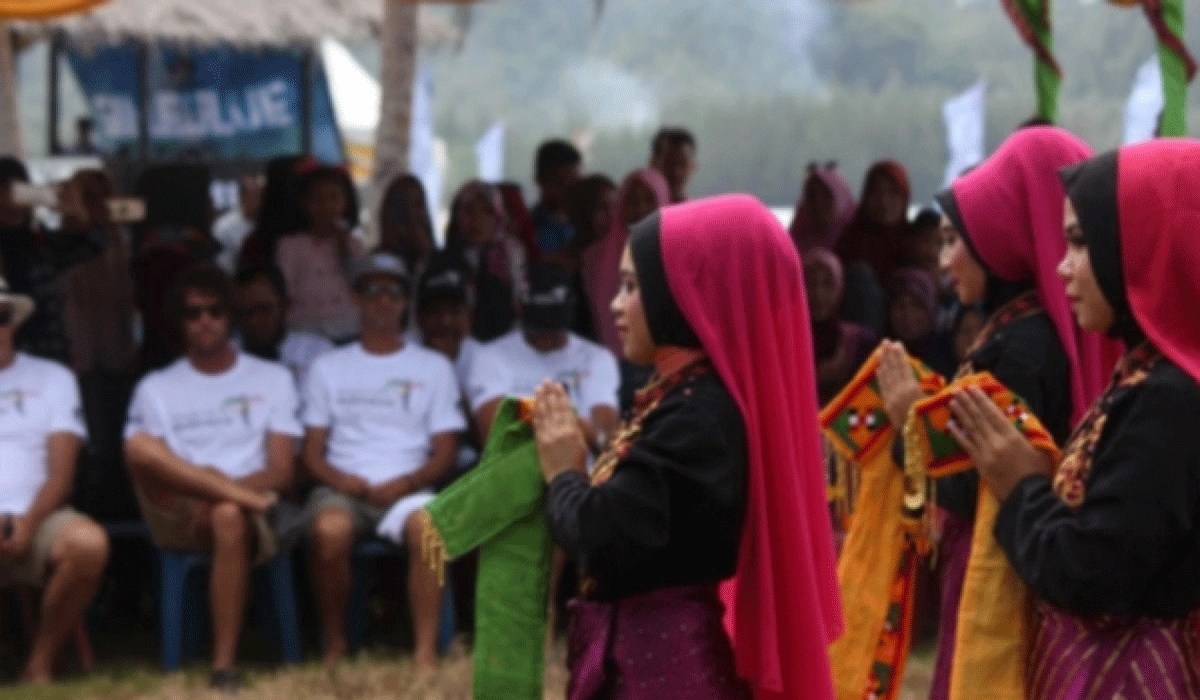 Menikmati Keindahan Dan Kehangatan Pantai Pasir Tinggi Simeulue Aceh
