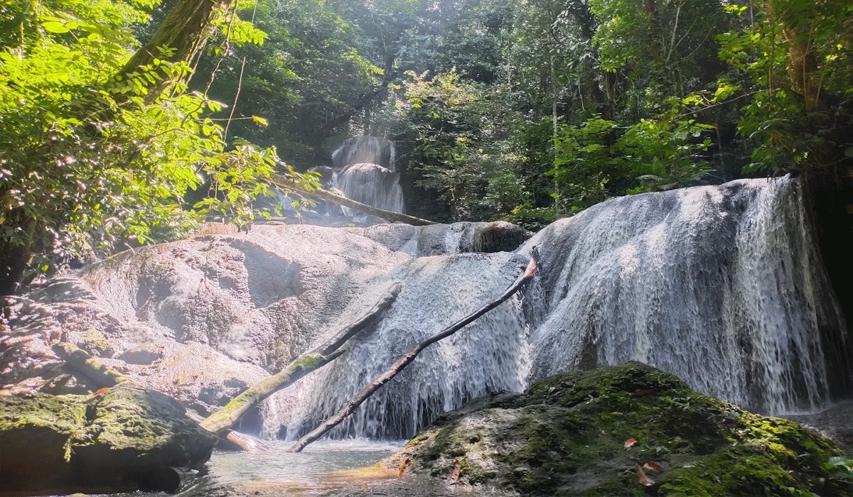 Pesona Tersembunyi Air Terjun Anenderat Papua Barat Daya