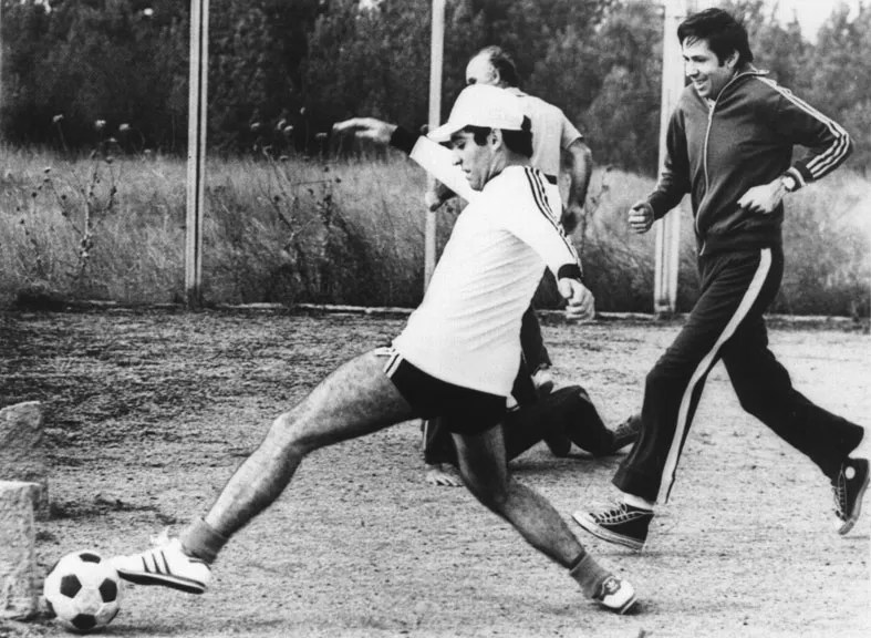 Der Stabilisator und der Mittelstürmer: Jussupow und Kasparow beim Fußball