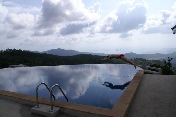 Otroligt häftigt att bada uppe i bergen med andra berg, havet och öarna som utsikt. Och så bara vi där förstås, som så ofta.