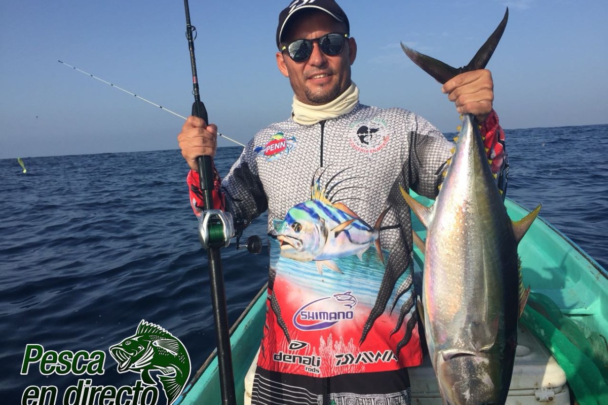 Adrián Bustos Soberanis, presidente de la Asociación Purépecha de Pesca Deportiva, muestra su captura de un atún aleta amarilla