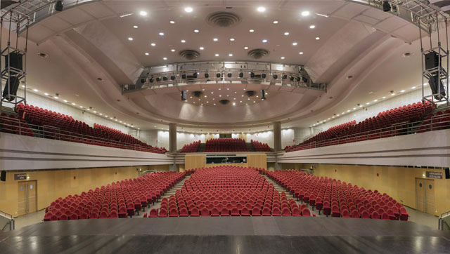 Cfa de la bourse du travail marseille: The Beautiful Symmetry of Grand Theaters Captured from