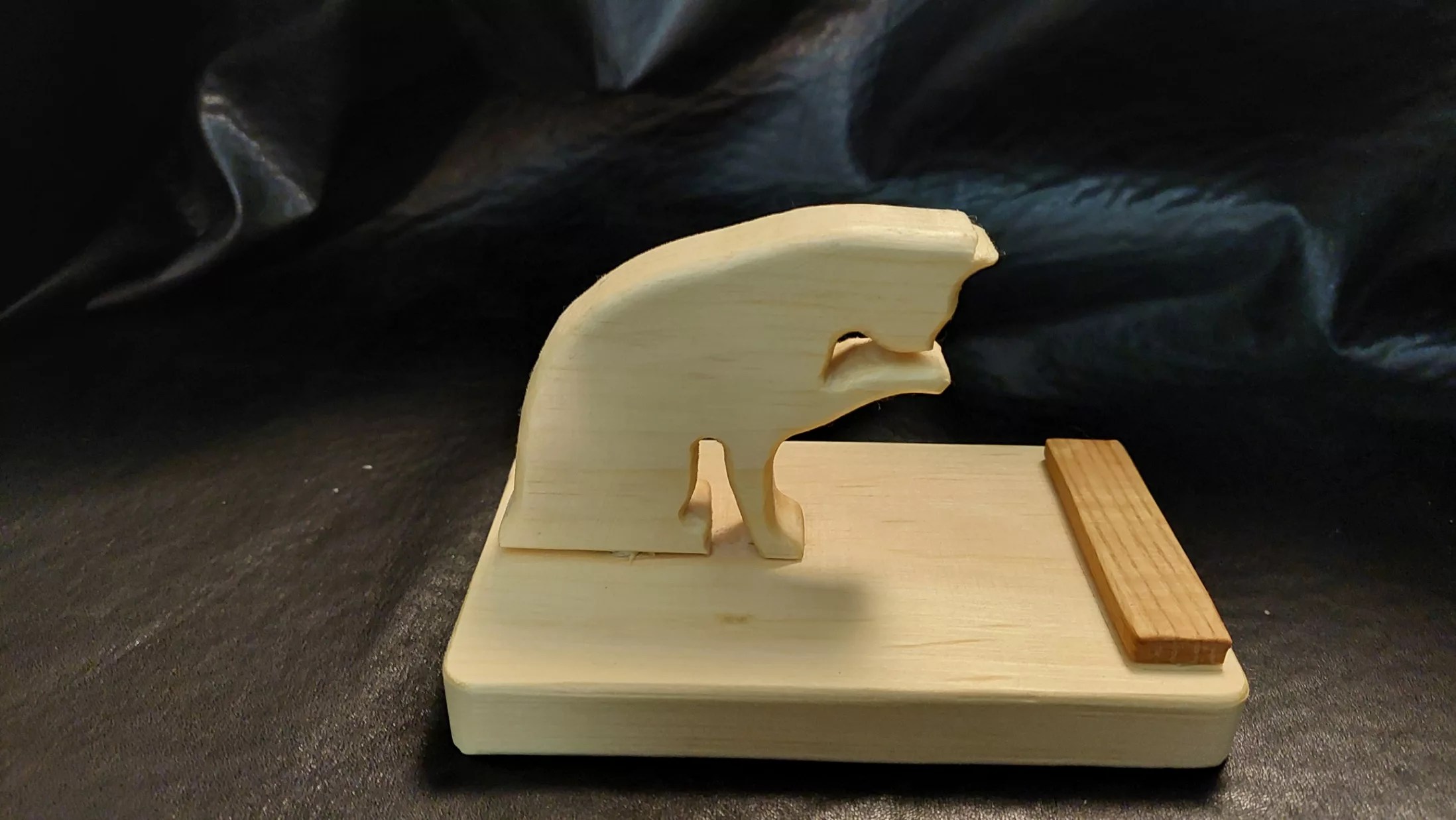 Preening Cat phone/tablet holder