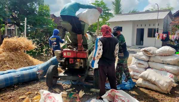 Semua Pekerjaan Dicoba Satgas TMMD Termasuk Coba Gunakan Alat Perontok Padi  - PETISI.CO