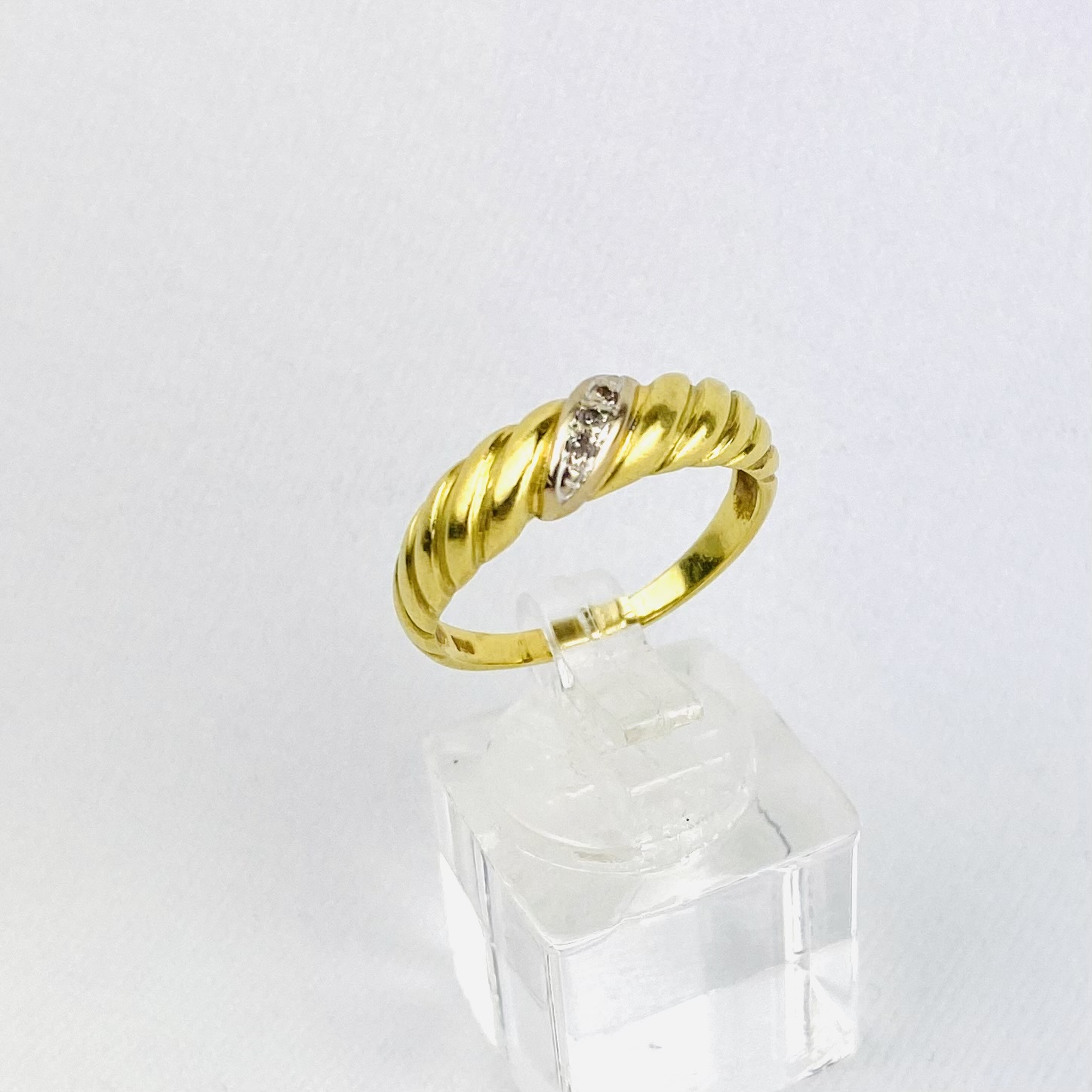 Dua reka bentuk cincin yang elegan dan moden sangat sesuai dijadikan sebagai cincin risik ataupun sebagai fesyen statement. Brillanten Ring 18k 750 Gold Rw57 Clever Smart Shoppen