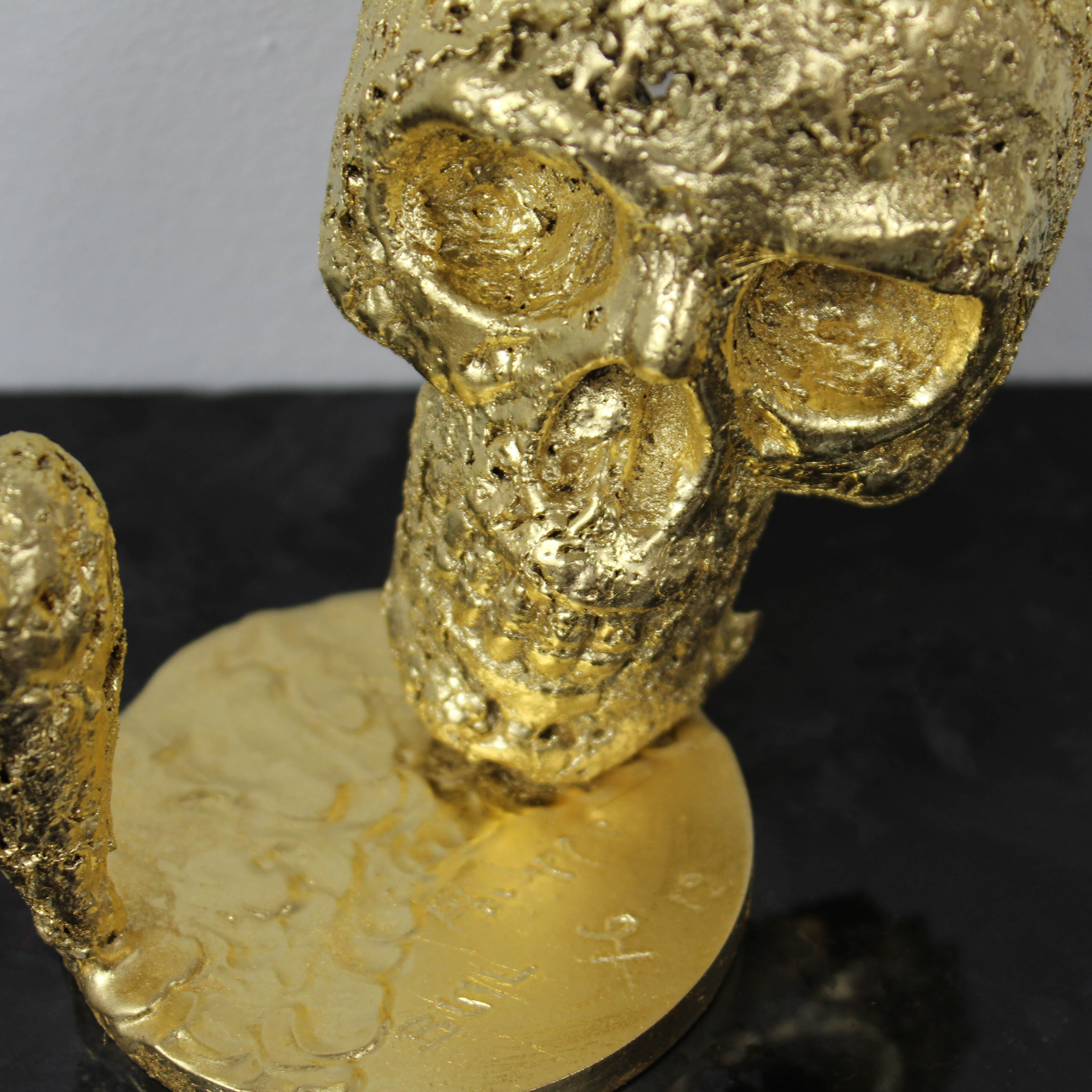 Sculpture représentant un coeur en bronze sur une tête de mort en dentelle d'acier et feuiille d’or Un coeur de vanité Sculpture representing a bronze heart on a skull in steel lace and gold leaf A heart of vanity