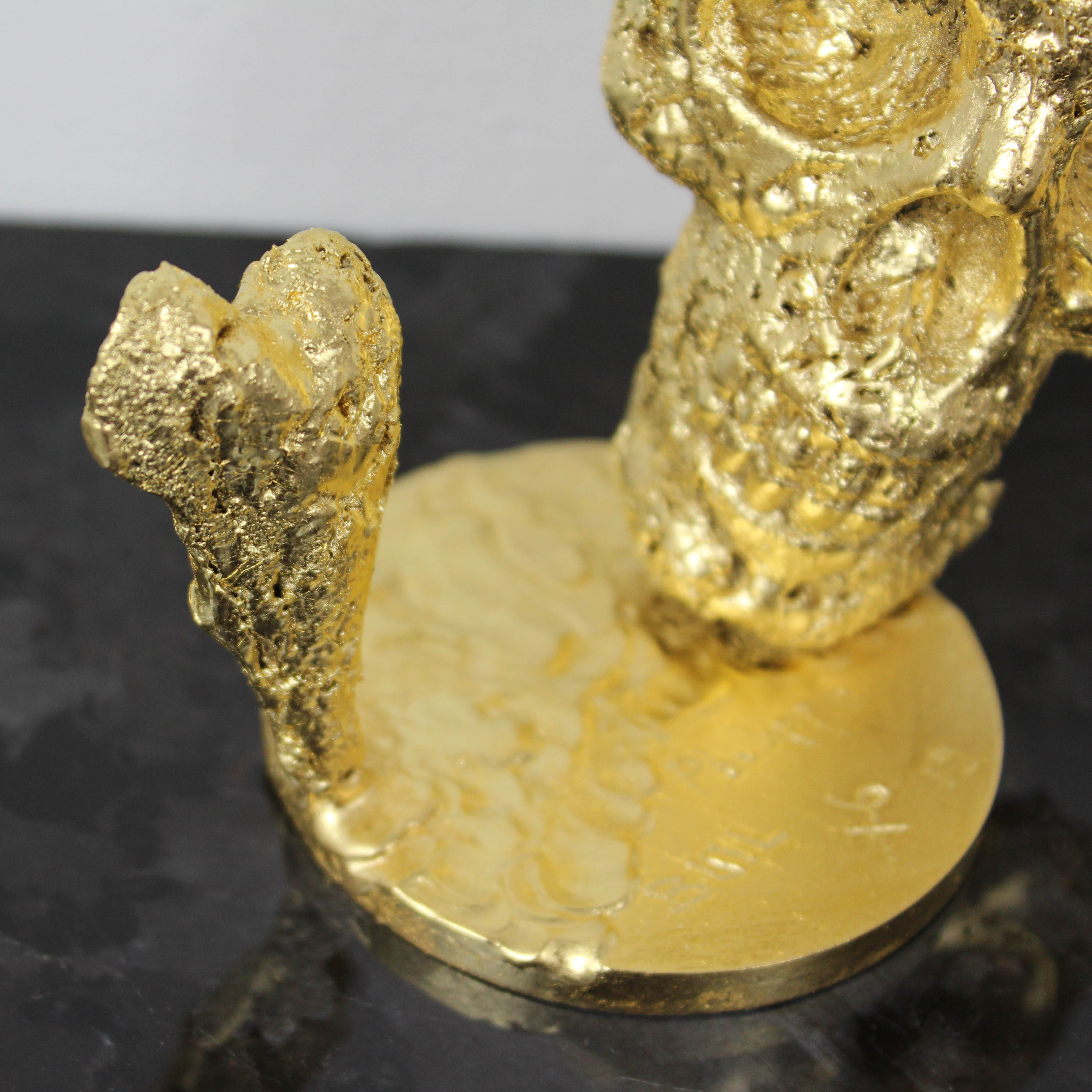 Sculpture représentant un coeur en bronze sur une tête de mort en dentelle d'acier et feuiille d’or Un coeur de vanité Sculpture representing a bronze heart on a skull in steel lace and gold leaf A heart of vanity