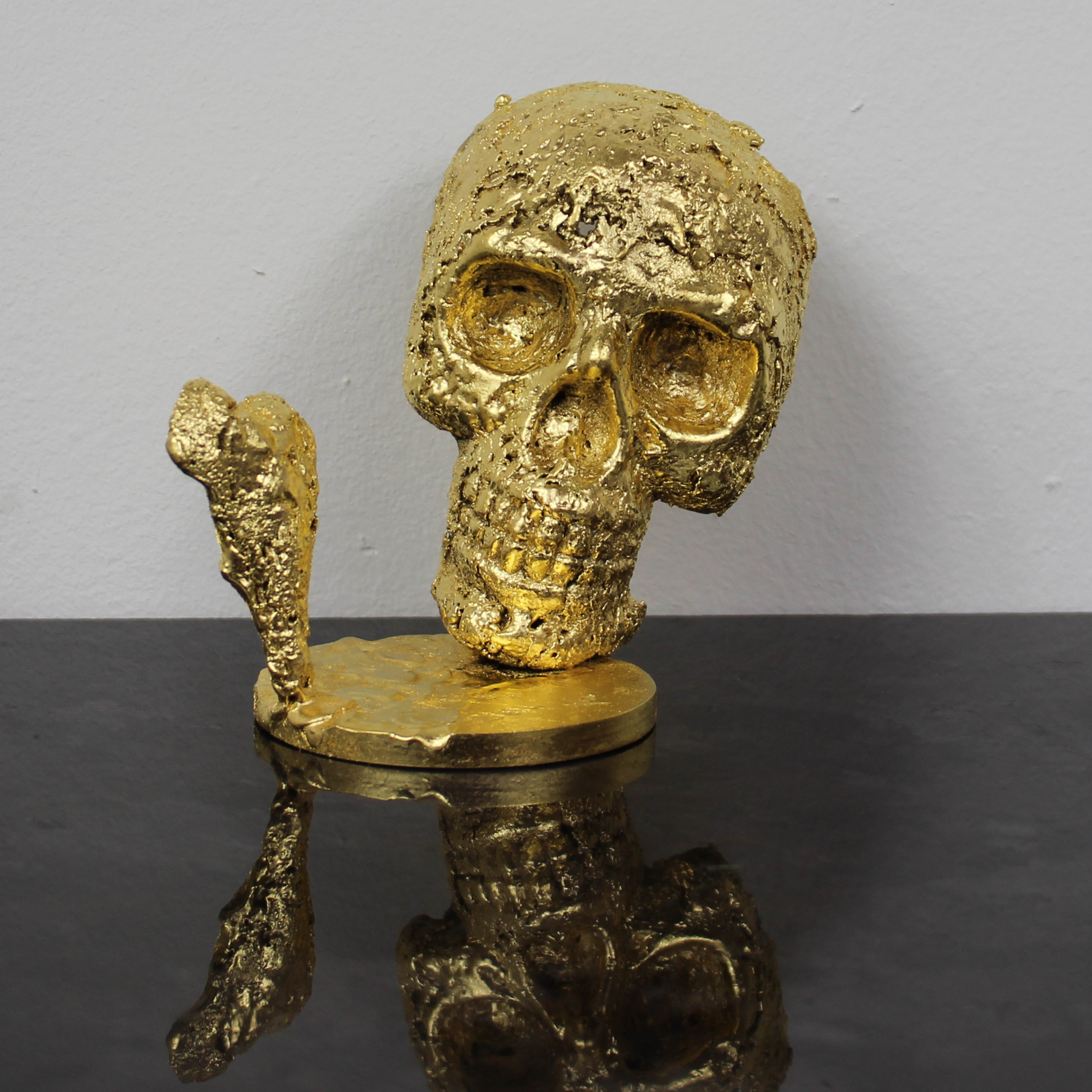 Sculpture représentant un coeur en bronze sur une tête de mort en dentelle d'acier et feuiille d’or Un coeur de vanité Sculpture representing a bronze heart on a skull in steel lace and gold leaf A heart of vanity