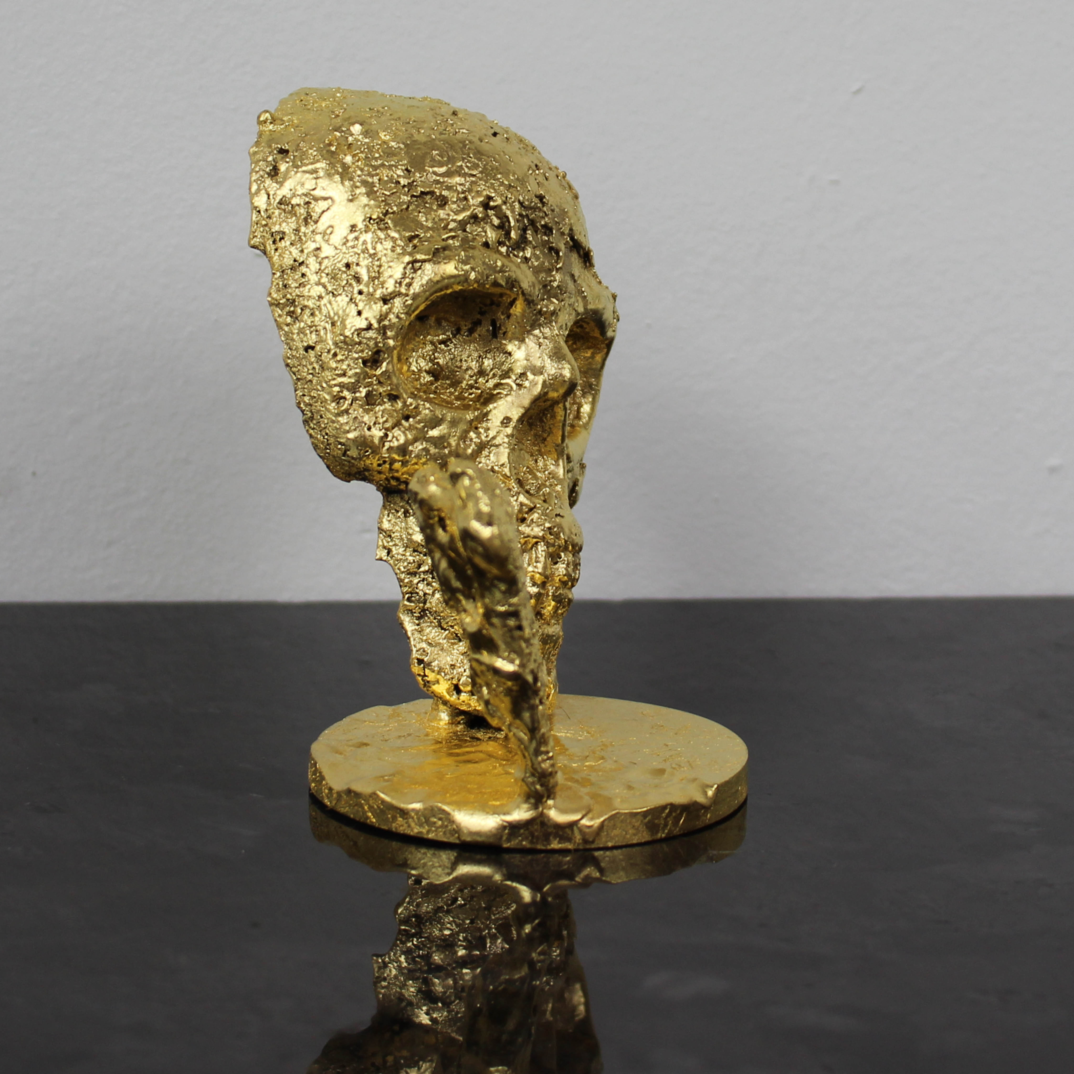 Sculpture représentant un coeur en bronze sur une tête de mort en dentelle d'acier et feuiille d’or Un coeur de vanité Sculpture representing a bronze heart on a skull in steel lace and gold leaf A heart of vanity