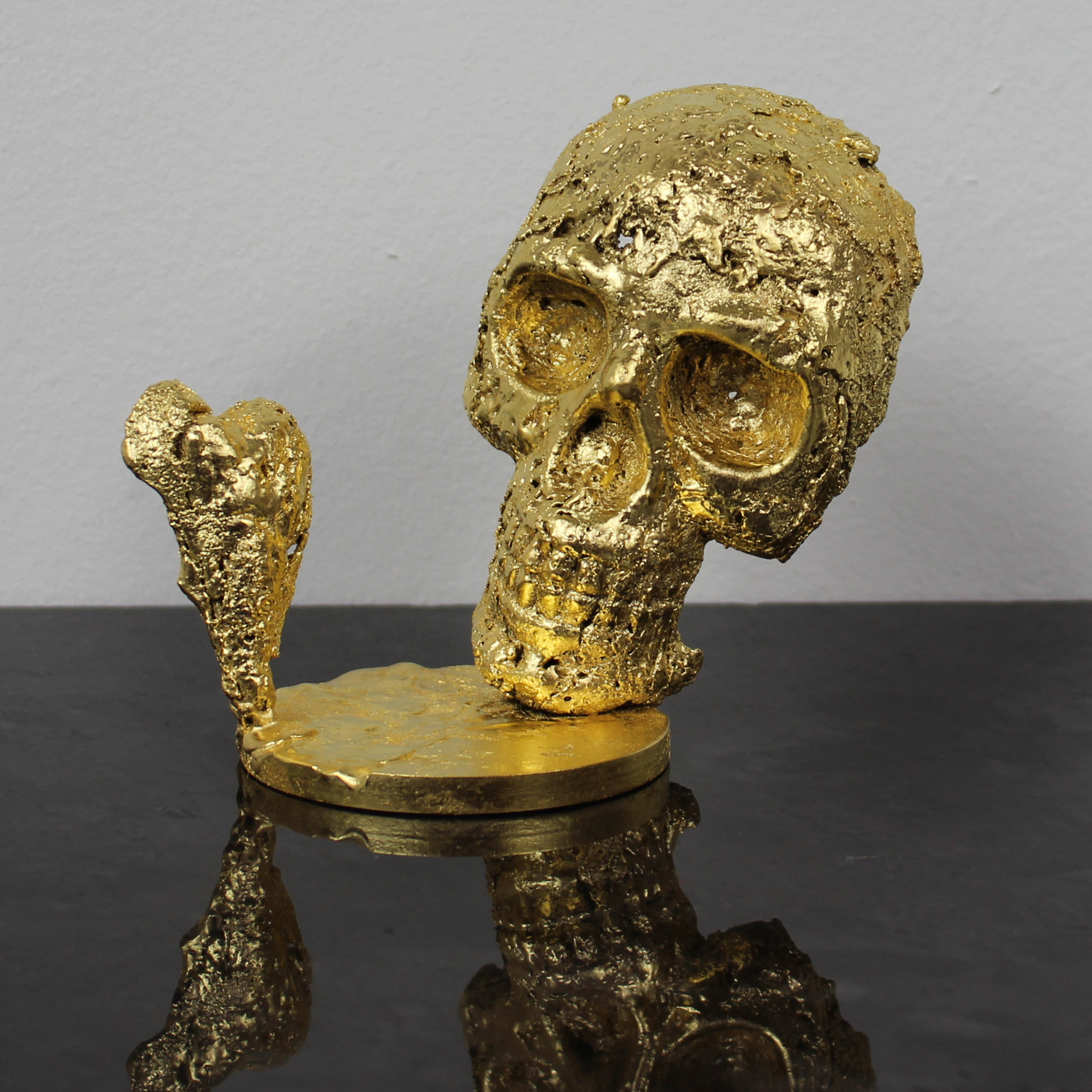 Sculpture représentant un coeur en bronze sur une tête de mort en dentelle d'acier et feuiille d’or Un coeur de vanité Sculpture representing a bronze heart on a skull in steel lace and gold leaf A heart of vanity