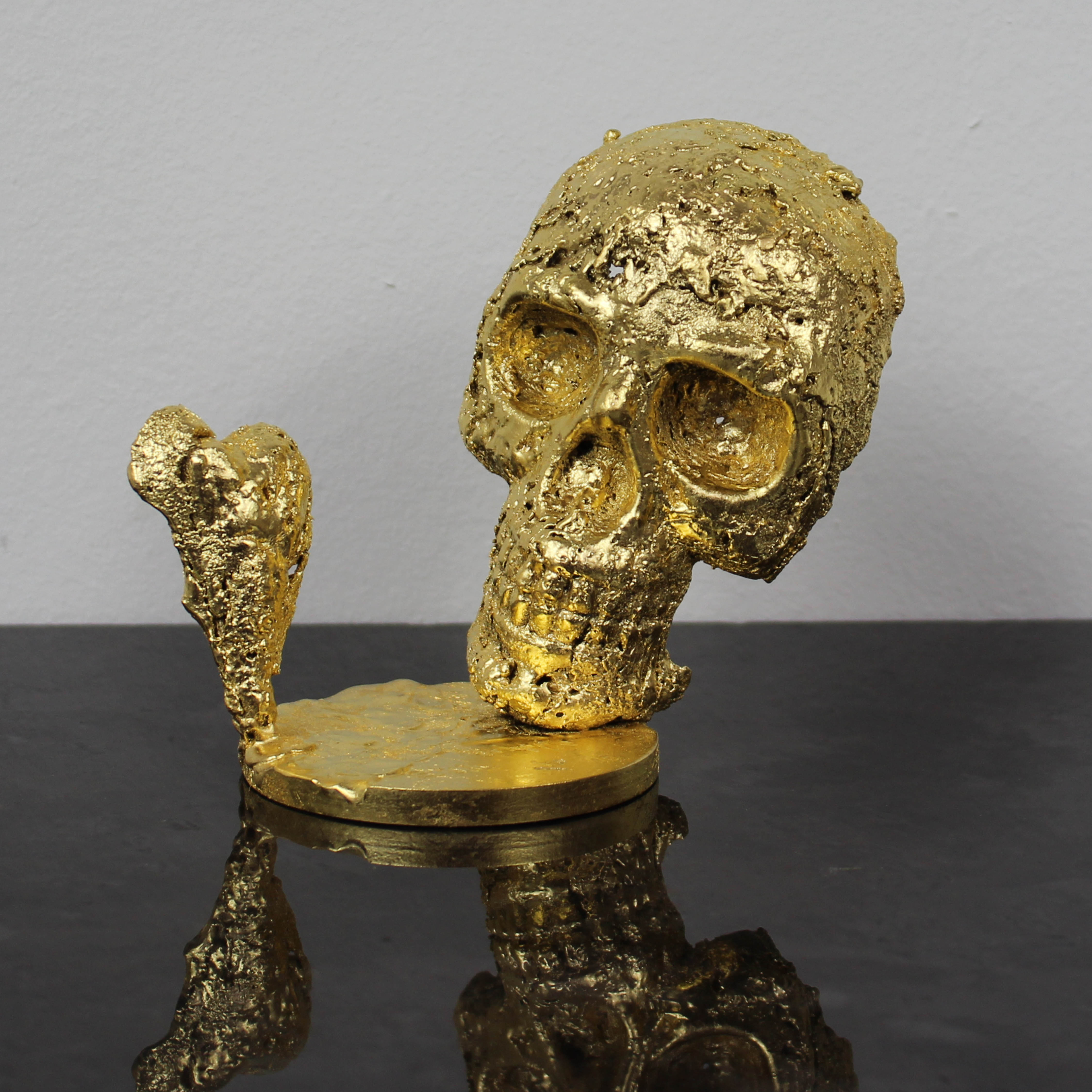 Sculpture représentant un coeur en bronze sur une tête de mort en dentelle d'acier et feuiille d’or Un coeur de vanité Sculpture representing a bronze heart on a skull in steel lace and gold leaf A heart of vanity