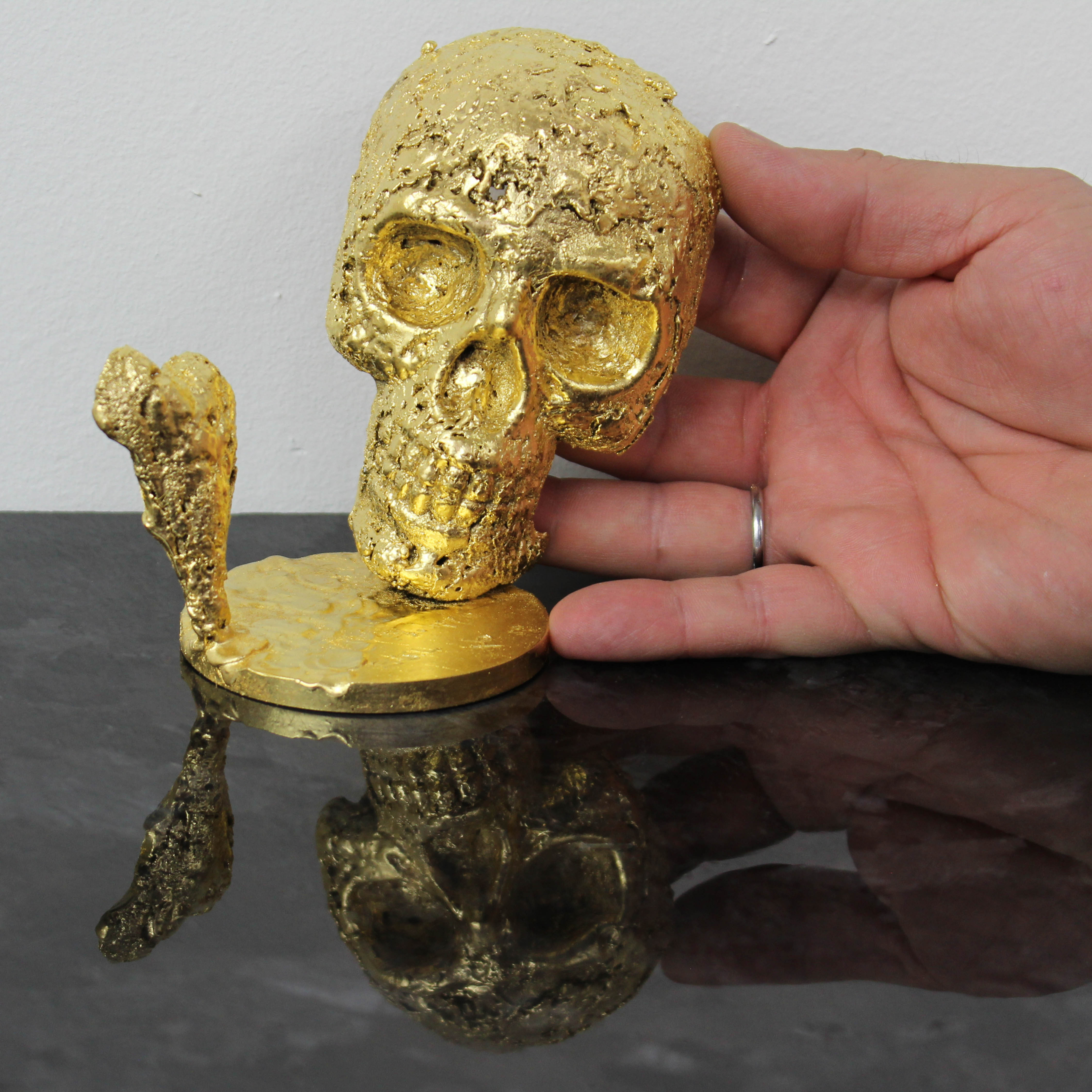 Sculpture représentant un coeur en bronze sur une tête de mort en dentelle d'acier et feuiille d’or Un coeur de vanité Sculpture representing a bronze heart on a skull in steel lace and gold leaf A heart of vanity
