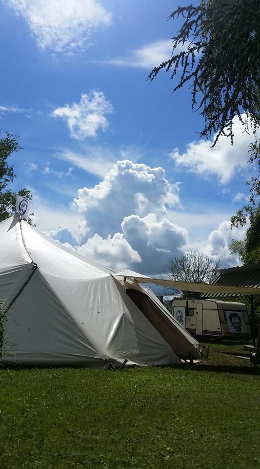 Don't Try, installation du Collectif CrowHackers, avec BrainHover et Carine Puyo dans le cadre du Festival En création de La Fabrique Affamée à Hasparren - Philippe Pitet plasticien Toulouse
