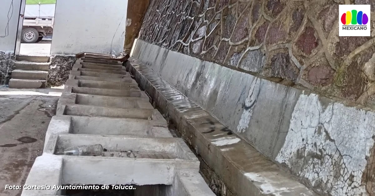 Fila de lavaderos comunitarios en La Teresona, Toluca