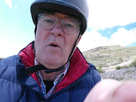 Ein Bild, das Person, Mann, draußen, tragen enthält. Automatisch generierte Beschreibung