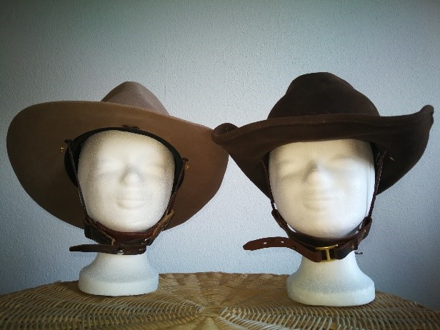 Ein Bild, das drinnen, sitzend, Tisch, Hut enthält. Automatisch generierte Beschreibung