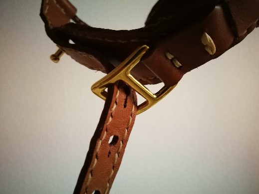 Ein Bild, das drinnen, schwarz, Paar, sitzend enthält. Automatisch generierte Beschreibung