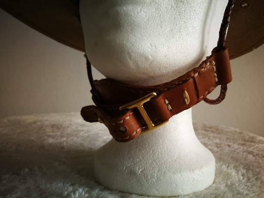 Ein Bild, das drinnen, weiß, sitzend, Tisch enthält. Automatisch generierte Beschreibung