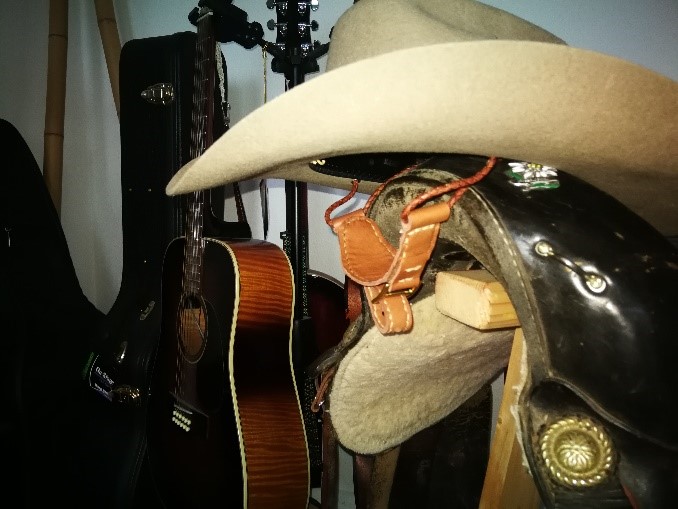 Ein Bild, das drinnen, Stuhl, sitzend, Tisch enthält. Automatisch generierte Beschreibung