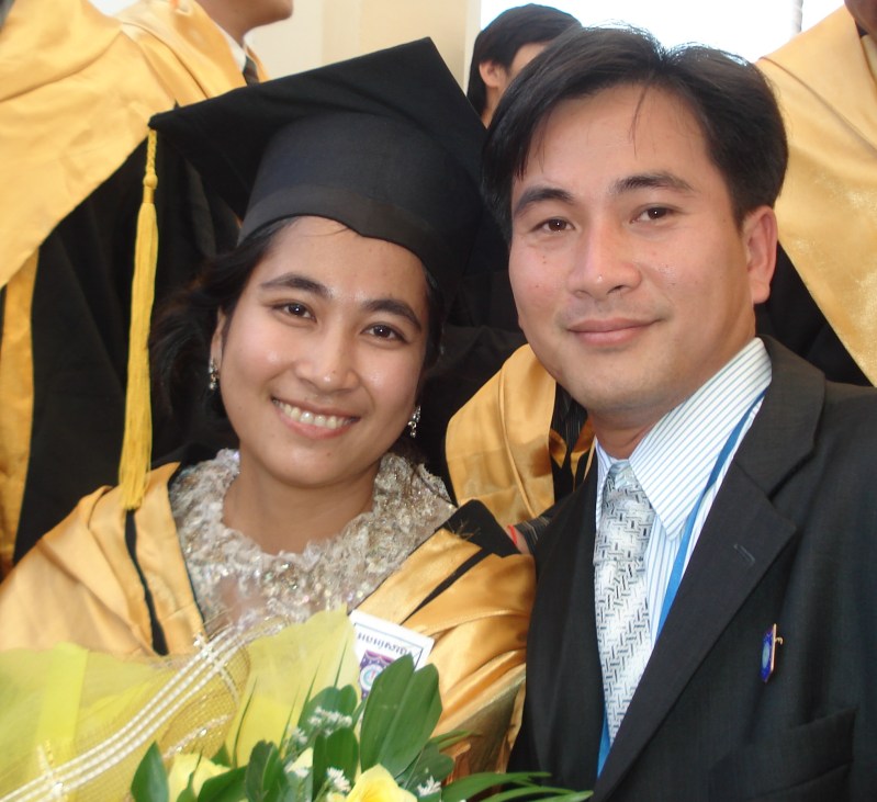 Phearen Chhon - Download High Quality Light Background | 8K