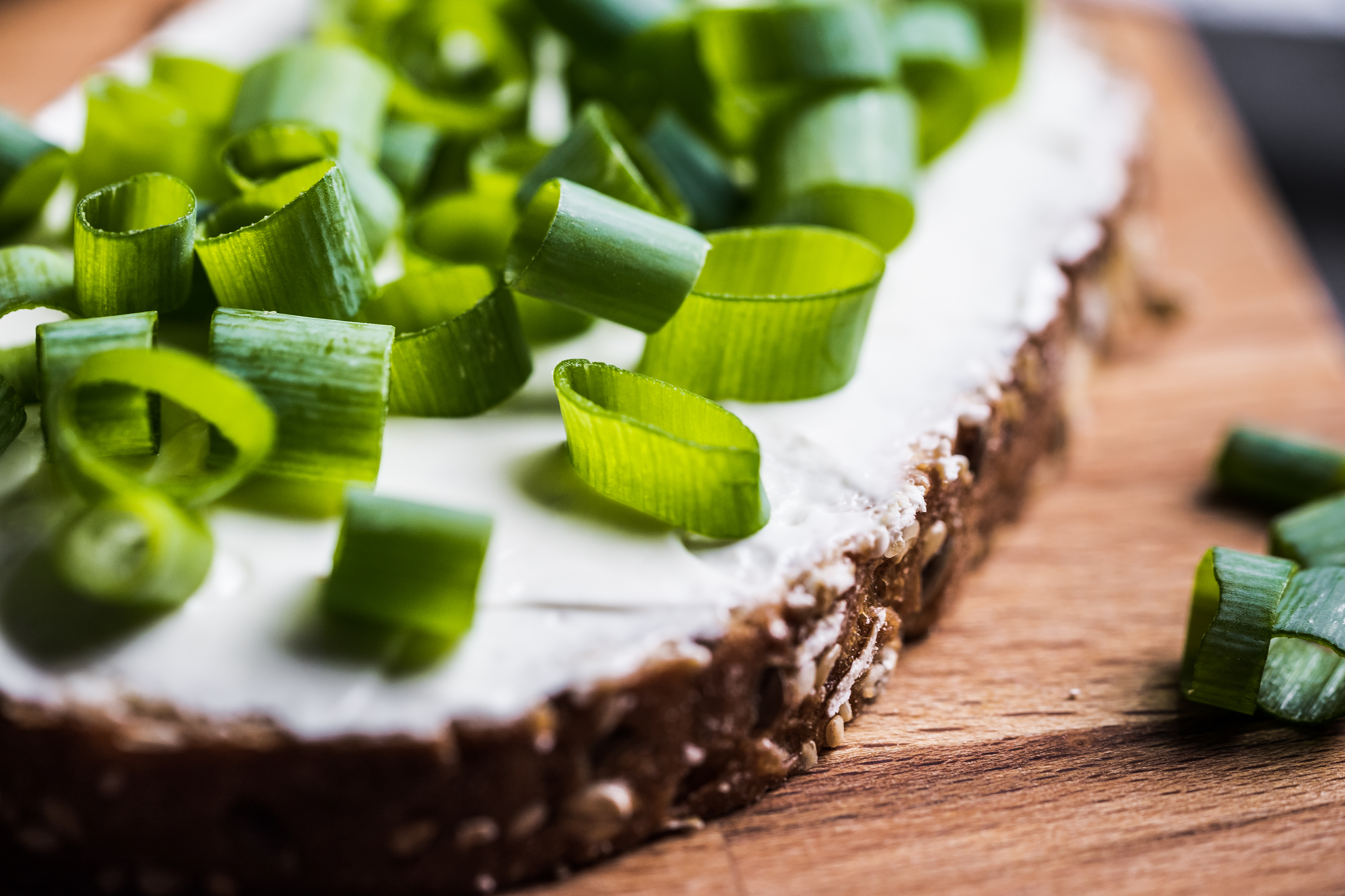bread-with-spring-onion-close-up.jpg