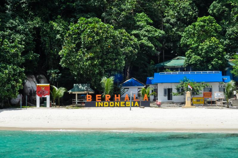 Pulau Berhala Sumatera Utara Home Menjejaki Pulau Berhala Sumatera Utara - Berjam-jam Berada di tengah lautan lepas sebuah pemandangan yang tak pernah terpikir sebelumnya hanya bisa memandang Langit yang melengkung membenarkan teori bahwa bumi itu bulat.