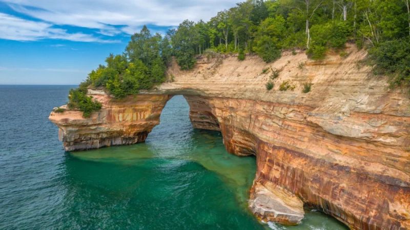 Pictured Rocks - Download Stunning Ocean Image | 8K