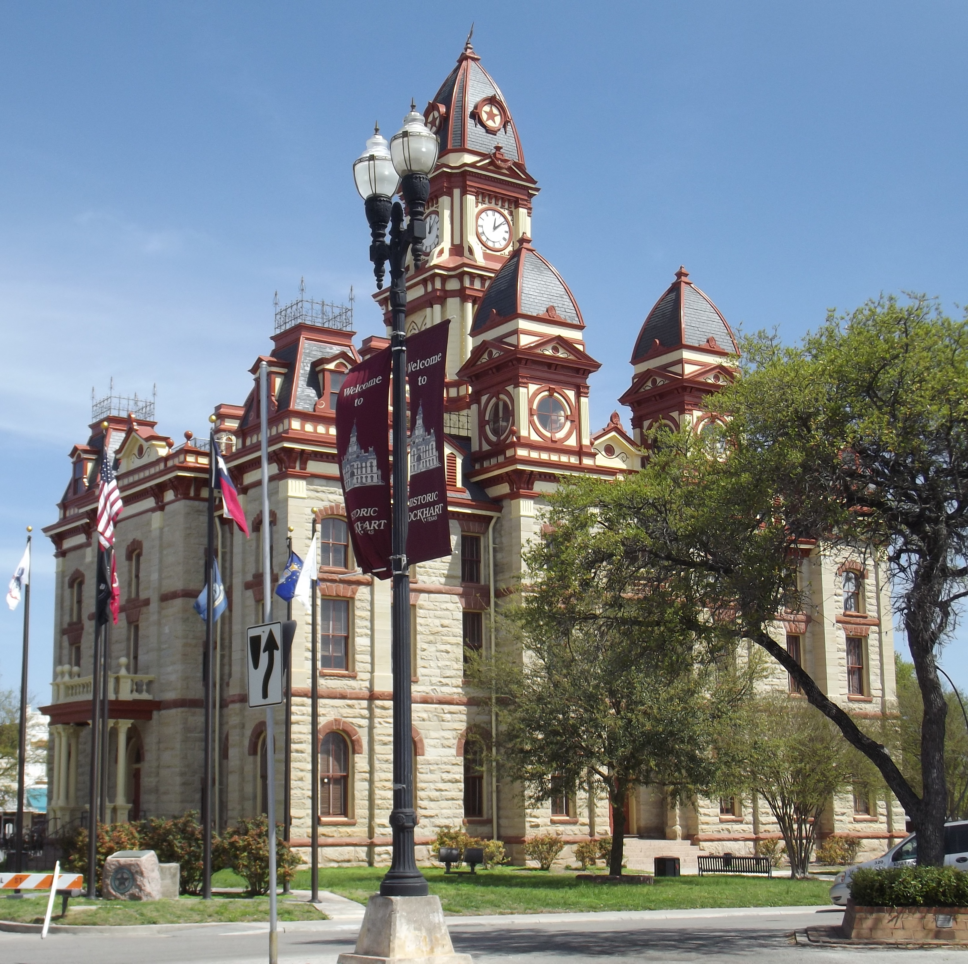 Courthouse draws Hollywood.