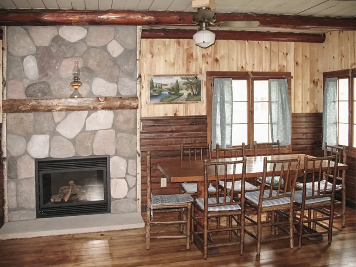 Cabin 5 Dining & Fireplace