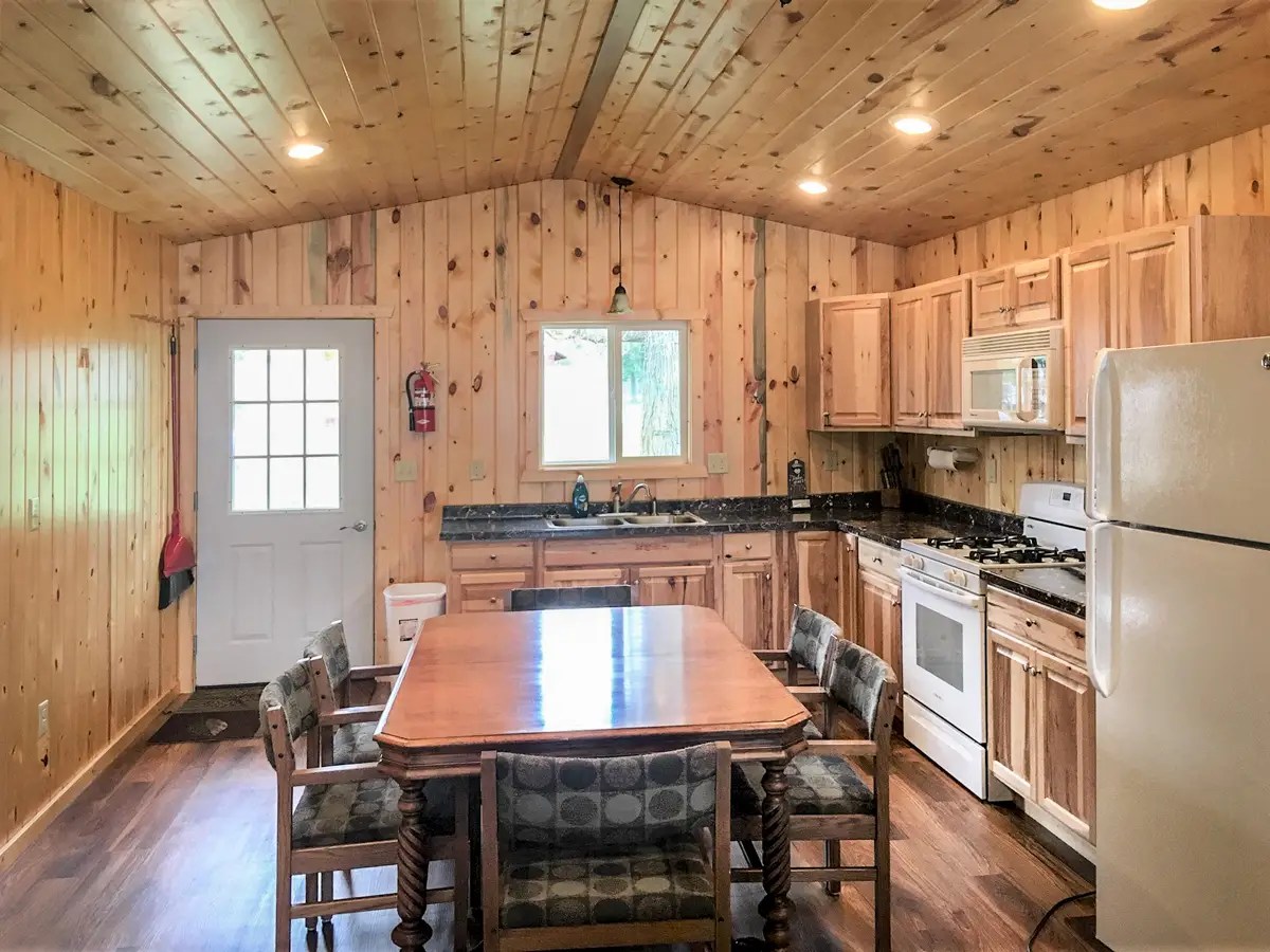 Cabin 6 Dining & Kitchen