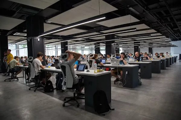 AI Chatbots vs Human Support: Which Delivers Better Customer Experience in 2026?