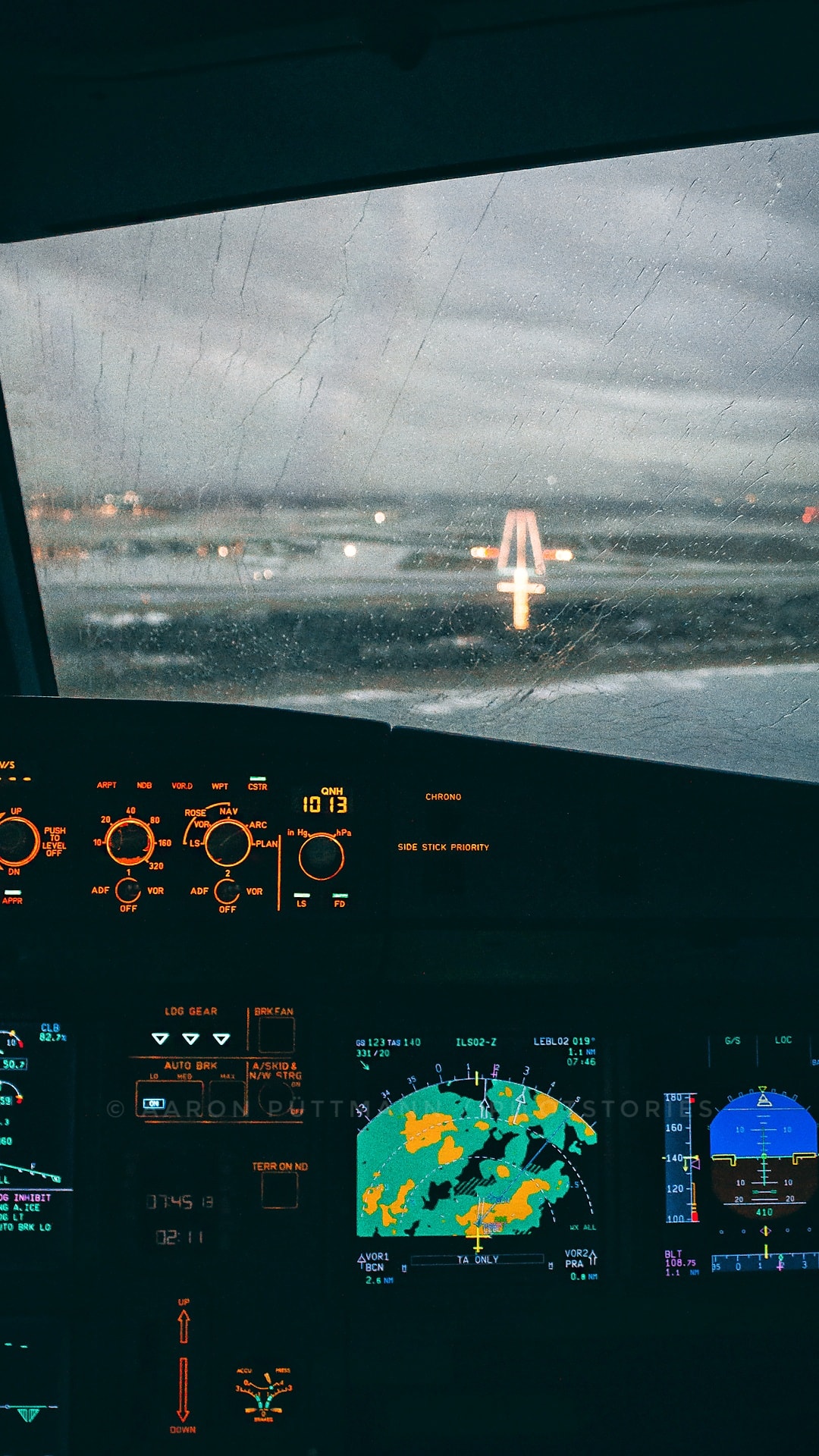 Smartphone Wallpaper of an Airbus A320 Cockpit in a stormy approach on BCN