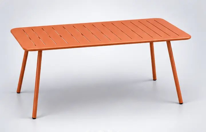 Table en métal rénovée