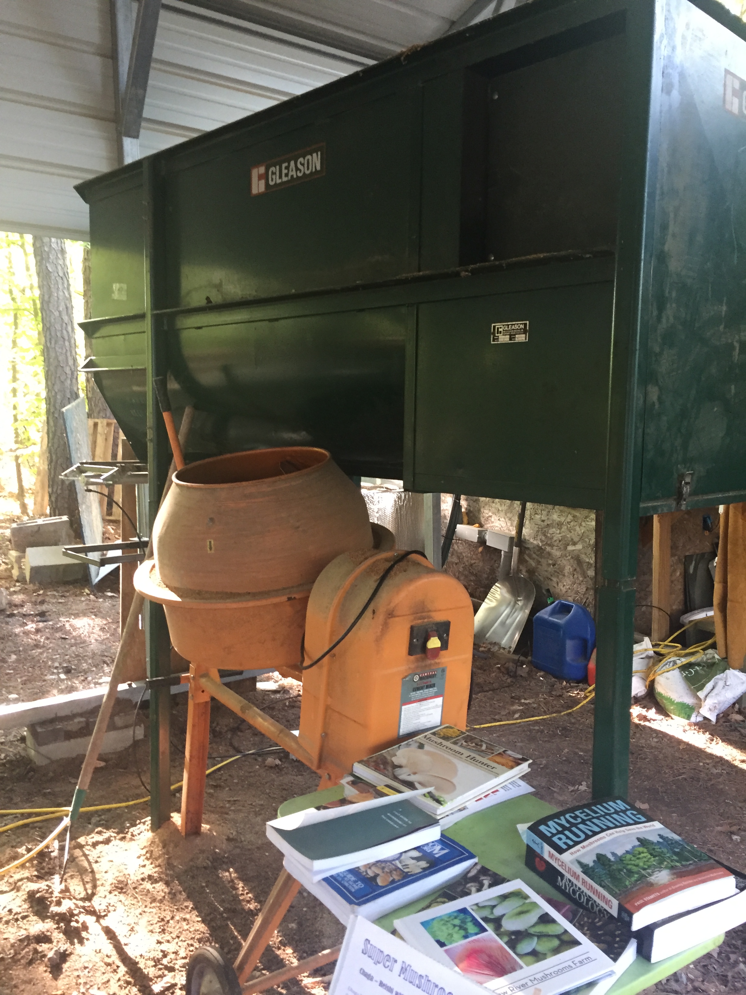 Hopper for mixing substrate