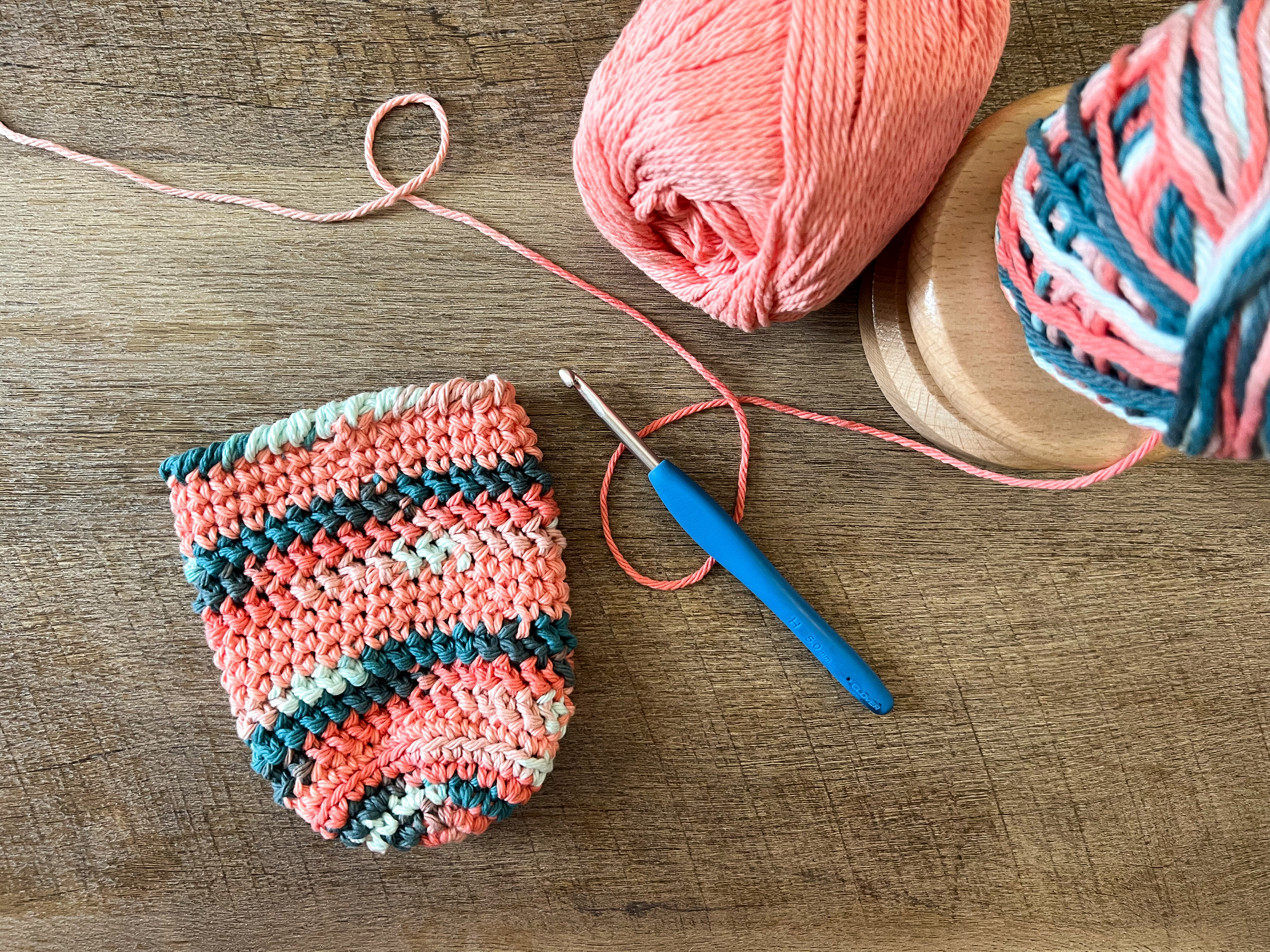 Crochet Can Koozie Pattern: Standard and Slim Sizes - Pink Bows