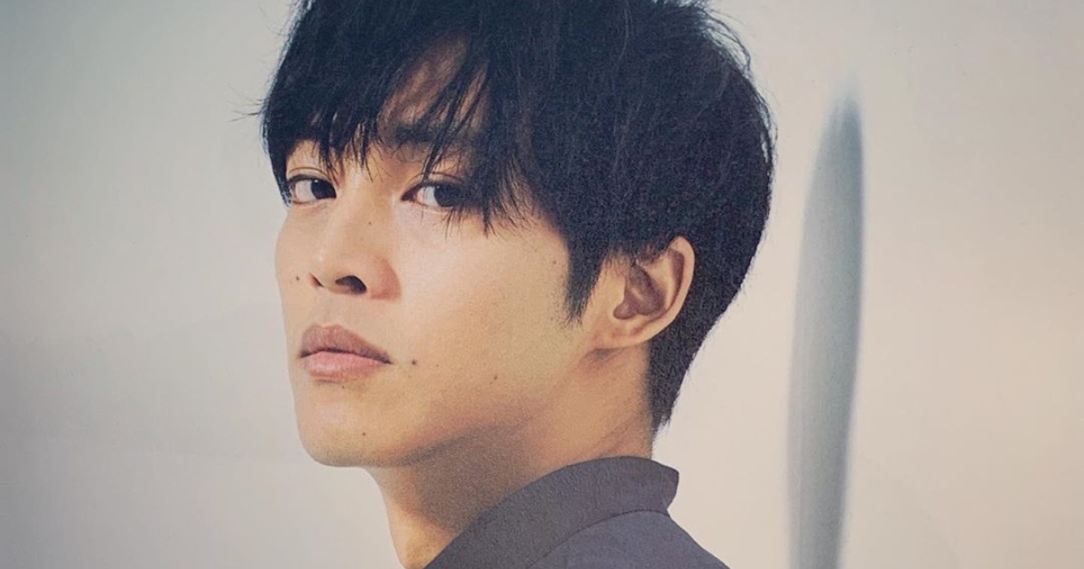 松坂桃李主演黑色幽默電視劇「關於現在這裏發生的危機和我的好感度」，化身大學公關。