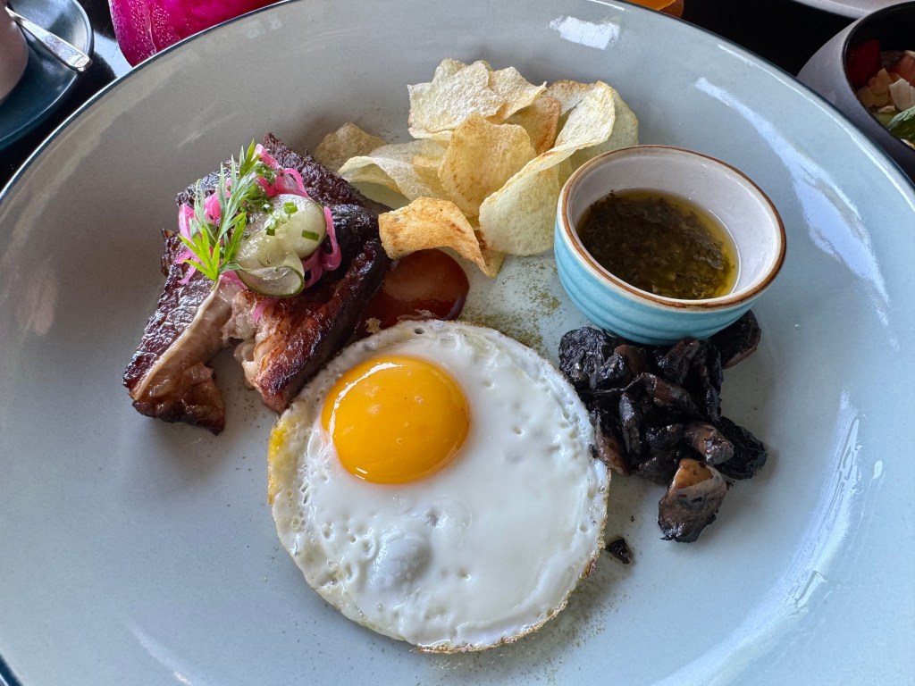makanan, hidangan, piring, Masakan, telur goreng, telur, Kuning telur, Sarapan siang, Sarapan lengkap, perlengkapan meja, Putih telur, peralatan makan, bahan, Piring, meja, telur rebus, sarapan, Makanan cepat saji, makan siang, Tatanan meja, dalam ruangan, putih, mengandung, restoran