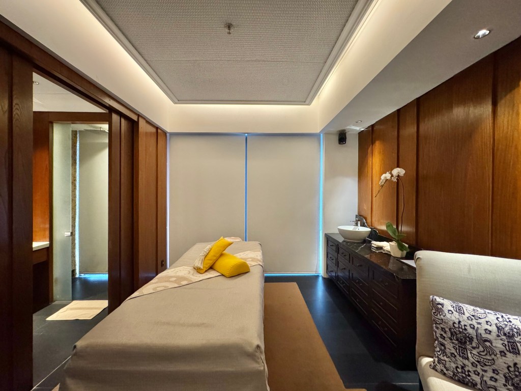 dalam ruangan, dinding, desain interior, tempat tidur, mebel, plafon, bantal, matras, seprai, Selimut penutup, Seprai, Linen, Suite, Rangka tempat tidur, Hotel butik, Perawatan jendela, Nightstand, tirai, Kabinet, penutup jendela, kamar tidur, kamar, jendela, lantai, hotel