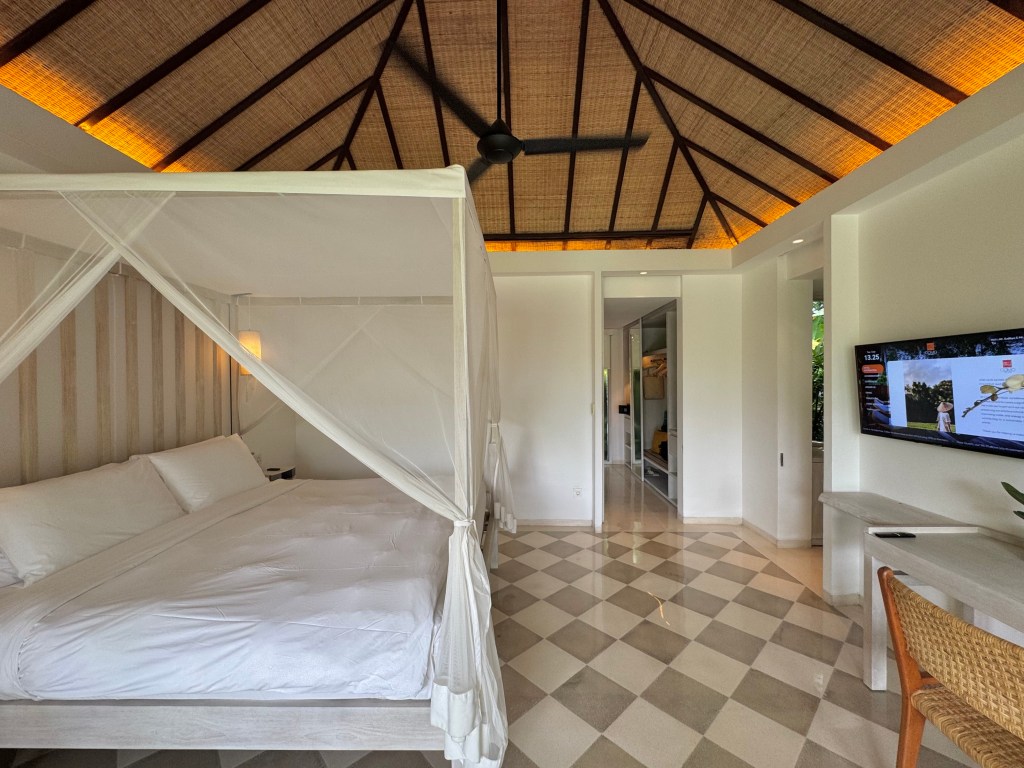 dalam ruangan, dinding, desain interior, mebel, bantal, kamar, tempat tidur, Linen, plafon, lantai, seprai, matras, Seprai, rumah, Rangka tempat tidur, Selimut penutup, jendela, kamar tidur, televisi, hotel