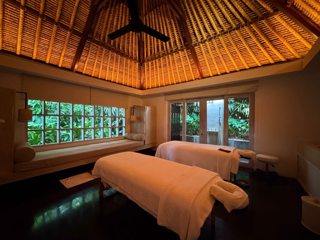 dalam ruangan, desain interior, dinding, jendela, plafon, tempat tidur, mebel, lantai, Cahaya matahari, bantal, penutup jendela, rumah, Perawatan jendela, hotel, kamar, besar, liburan