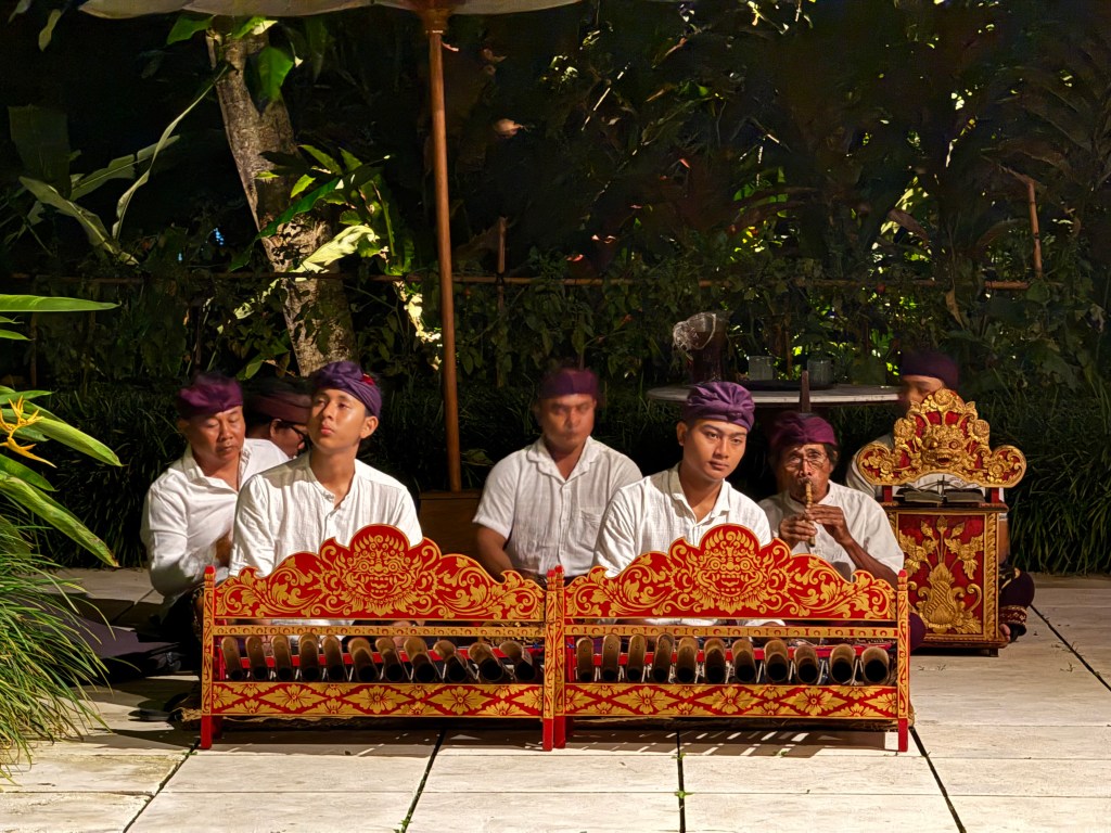 pakaian, orang, outdoor, tanah, buah, duduk, orang-orang, berdiri, wanita, dari kayu