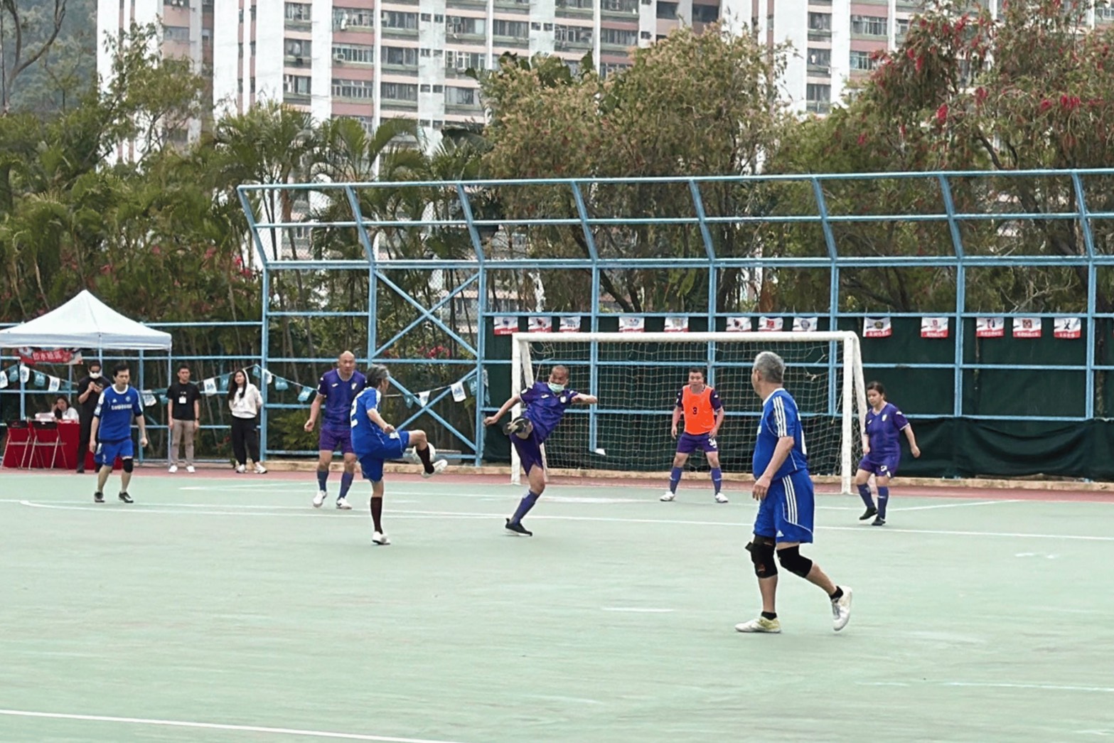 精神康復者在足球場練習傳球，展現復元自信與團隊活力。