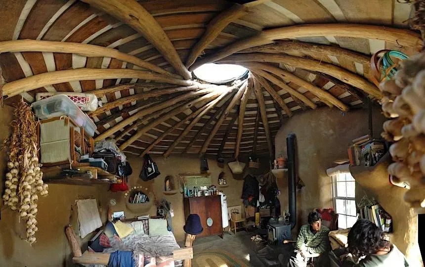 Le bois durable est un matériau renouvelable qui absorbe le carbone de l'atmosphère pendant sa croissance et le stocke pour la durée de vie du bâtiment. L'Australie possède de nombreux bois durs indigènes qui sont parfaits pour la construction.